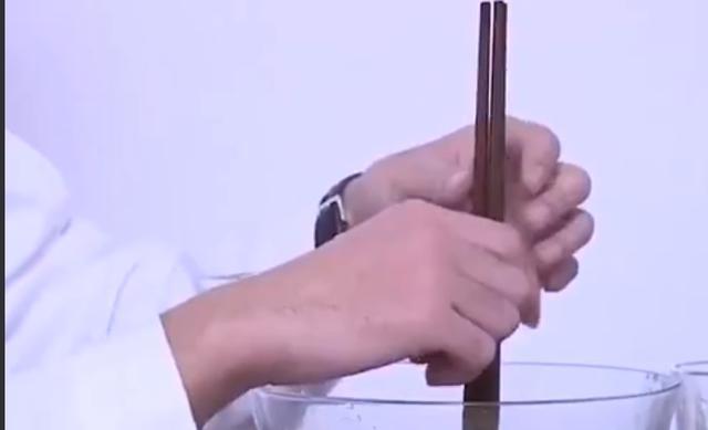 揭秘神奇的民间秘术“清水立筷子”，科学解释：毛细现象！