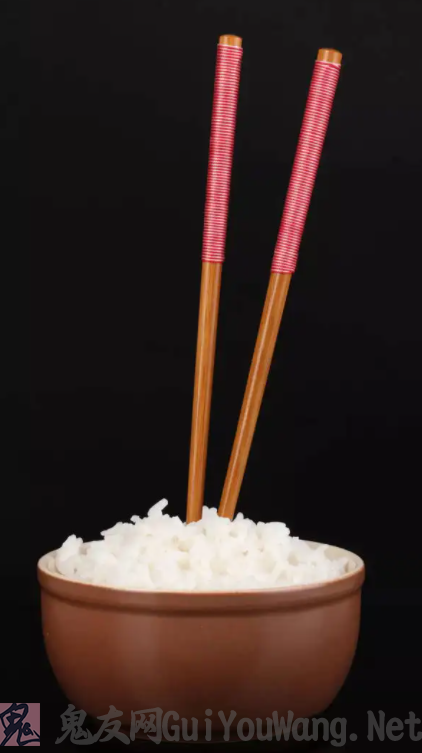 筷子插入饭中，无异是给死人上香一样