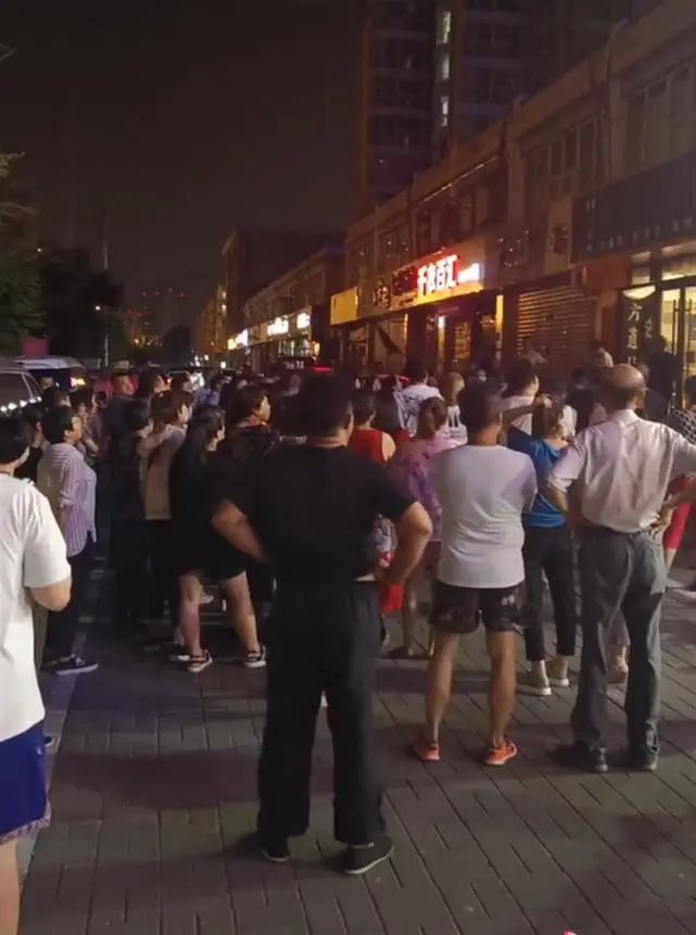武汉一殡葬店开在地铁口遭居民强烈抵制
