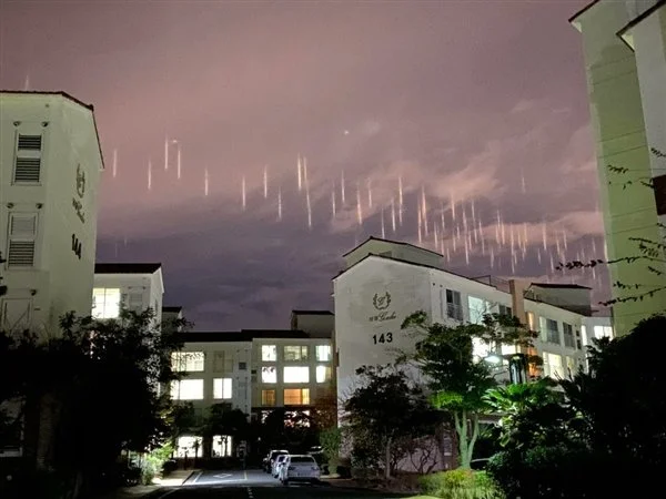 韩国济州岛夜空出现不明“光柱”