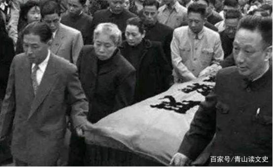 鲁迅死后83小时:死后还被抢救,做脸模,送葬队惊动警察