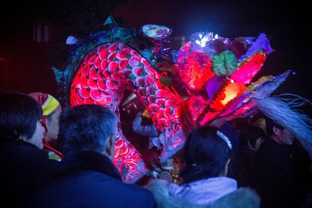 传统的春节“闹龙灯”，只在黑夜进行，诡异的似是鬼门大开