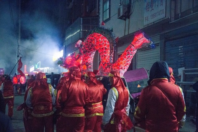 传统的春节“闹龙灯”，只在黑夜进行，诡异的似是鬼门大开