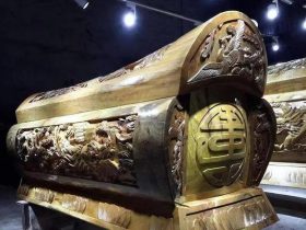 浙江挖出一口金丝楠木棺材，重达1500斤，解开千古“黄金头”谜案